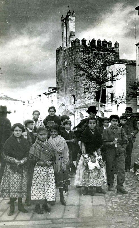 Adultos y niños en la Plaza Mayor