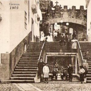 Arco de la Estrella desde la Plaza Mayor de Cáceres 1903