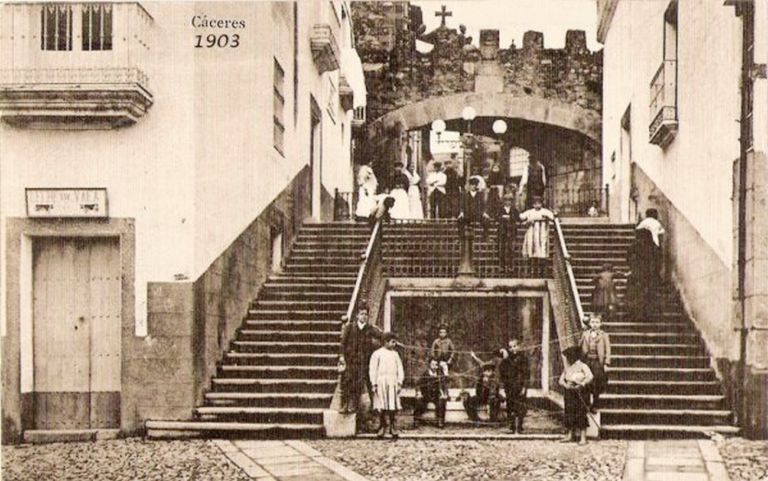 El Arco de la Estrella y la fuente desaparecida a sus pies