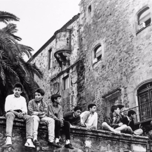 Muchachos junto al Palacio de la Generala