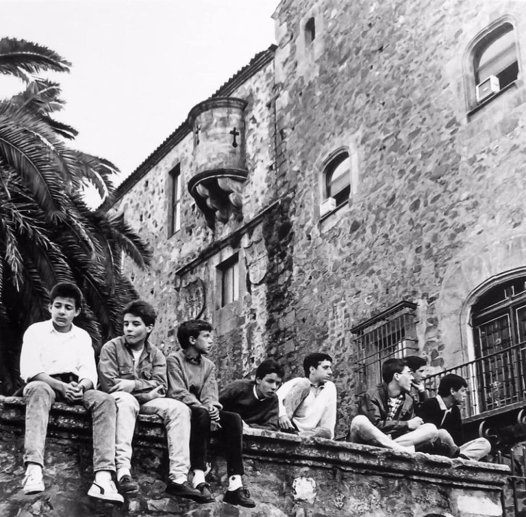 Muchachos junto al Palacio de la Generala