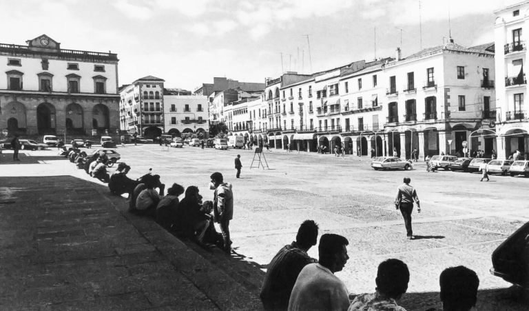 Sentados en la Plaza Mayor de Cáceres