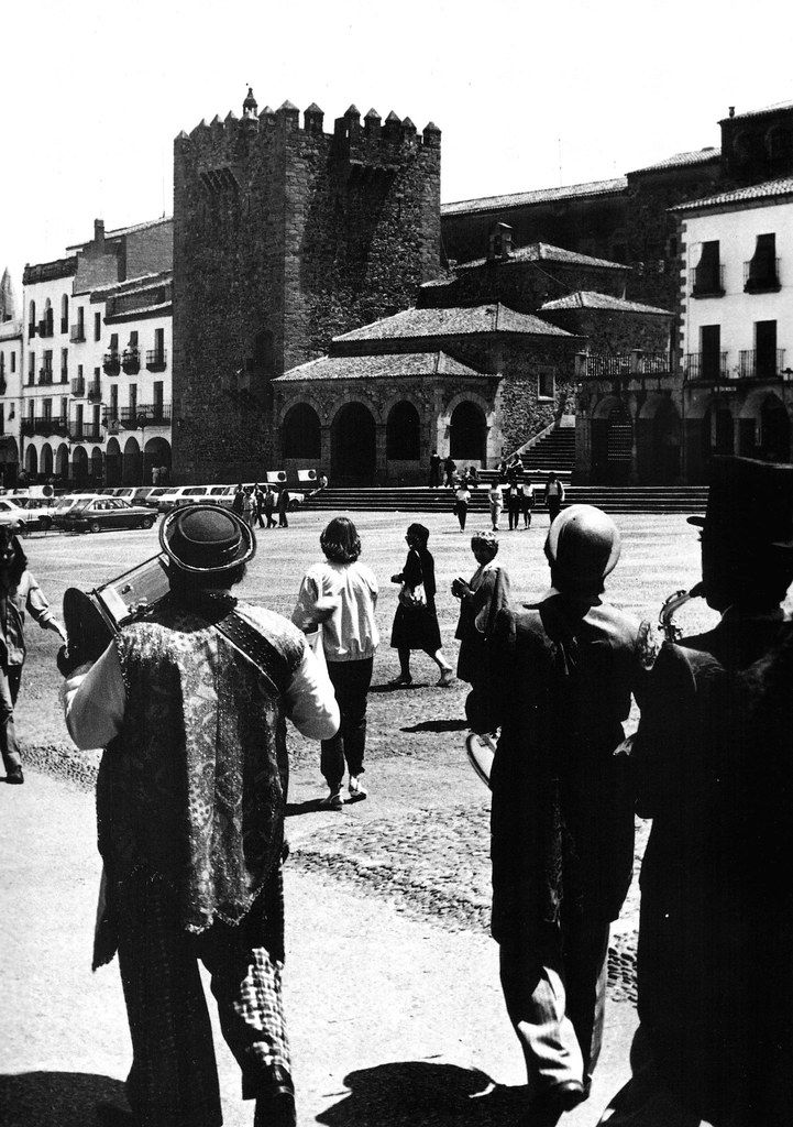 Una troupe circense entrando en la Plaza Mayor de Cáceres