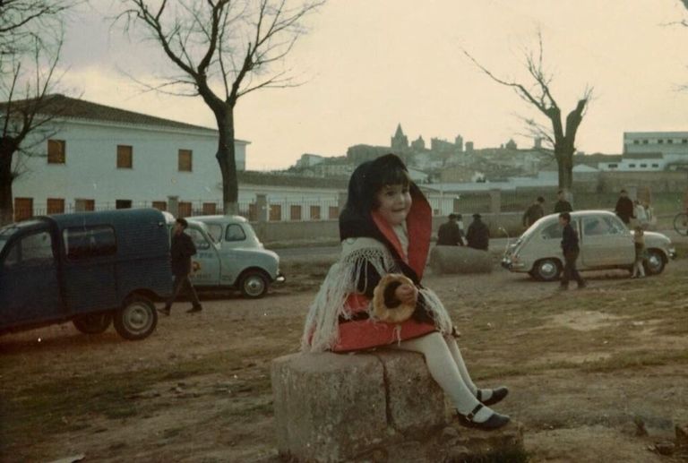 Niña en la romería de San Blas