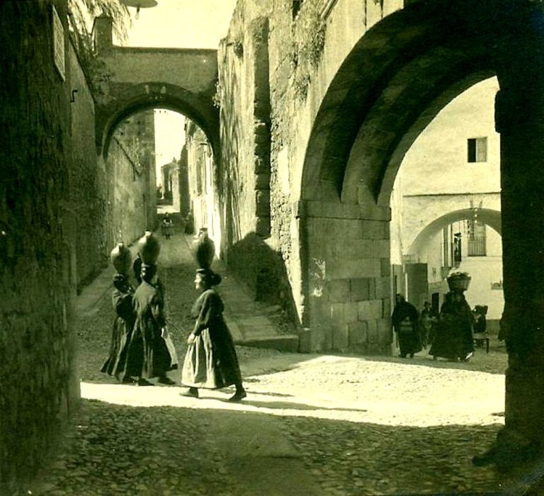 Aguadoras por el Arco de la Estrella