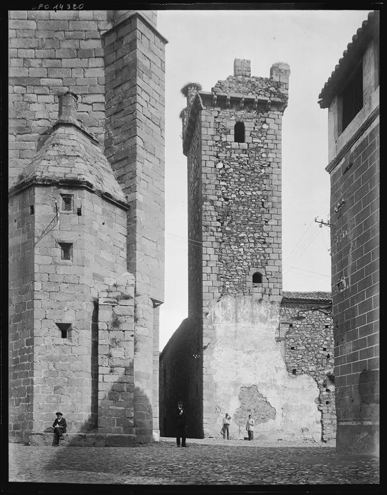 Iglesia de San Mateo y Casa de las Cigüeñas