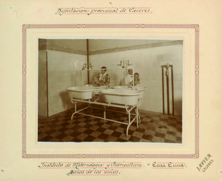 Casa Cuna. Baños de los niños. Instituto de Maternología y Puericultura