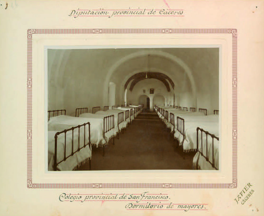 Dormitorio de mayores. Colegio provincial de San Francisco