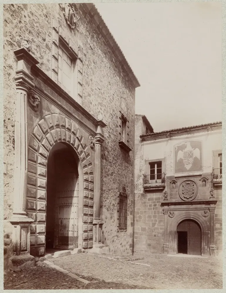 Palacios Episcopal y de Ovando