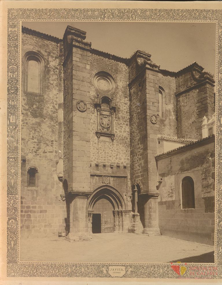 Puerta de la epístola de la Iglesia de Santiago de Cáceres