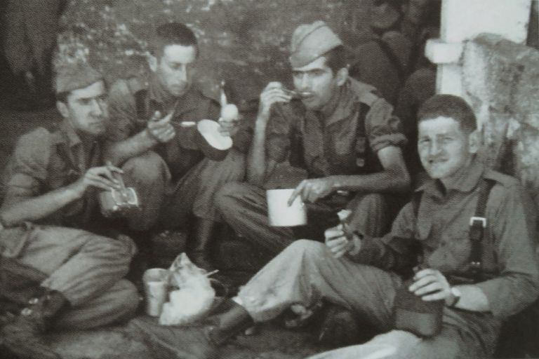 Reclutas comiendo el rancho en el Campamento Santa Ana