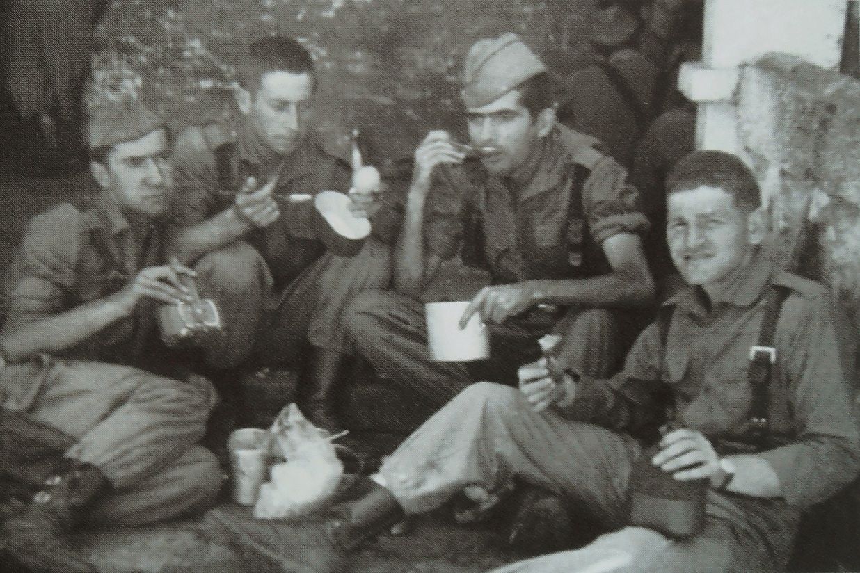 Reclutas comiendo el rancho en el Campamento Santa Ana