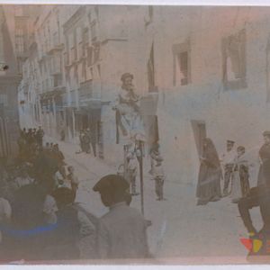 Actuación en Cáceres de una mujer con zancos