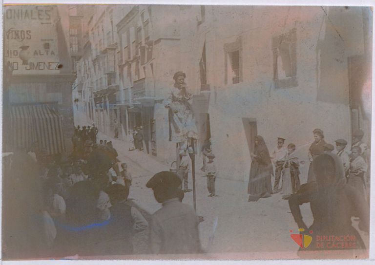 Actuación en Cáceres de una mujer con zancos