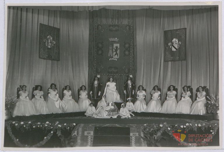 Reina y Damas de Honor de los Juegos Florales de Cáceres