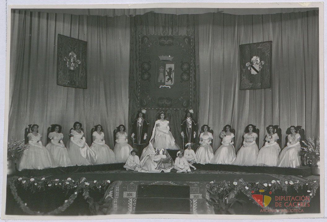 Reina y Damas de Honor de los Juegos Florales de Cáceres