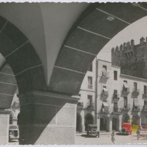 Plaza del General Mola. Soportales y torreón de Bujaco