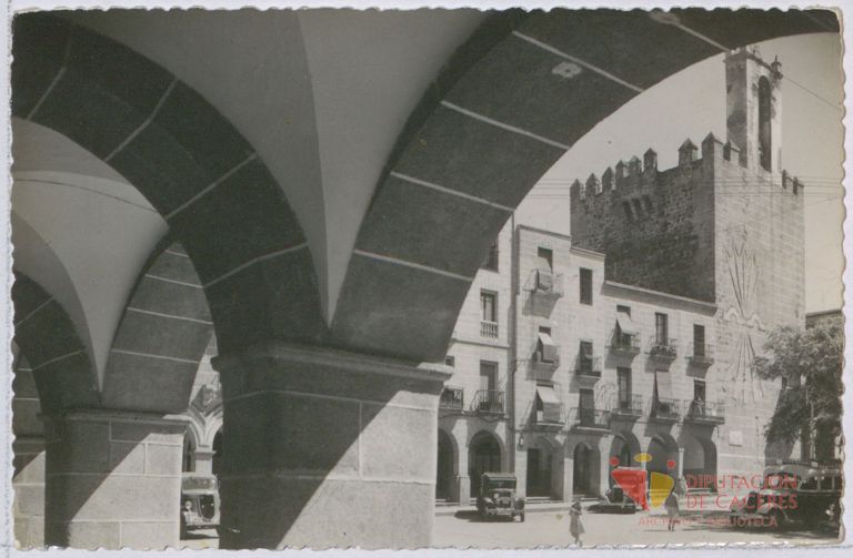 Plaza del General Mola. Soportales y torreón de Bujaco