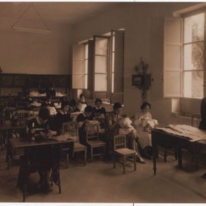 Alumnas del Colegio Provincial de la Inmaculada en clase de costura
