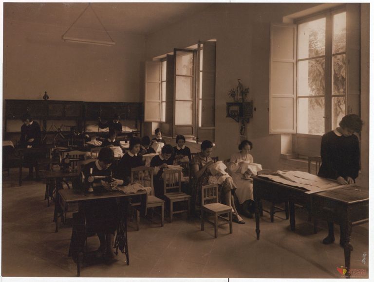 Alumnas del Colegio Provincial de la Inmaculada en clase de costura