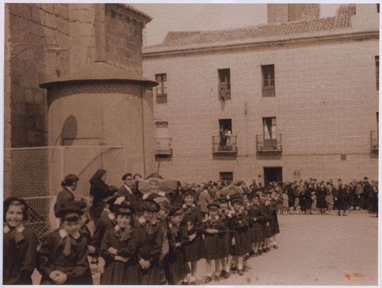 Alumnas del Colegio Provincial de la Inmaculada en la Plaza de San Juan