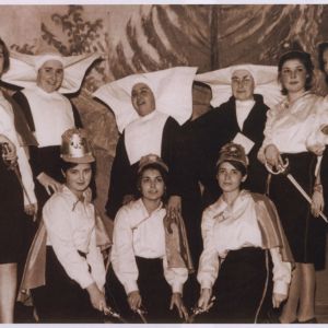 Retrato de grupo en una fiesta del Colegio Provincial de la Inmaculada de Cáceres