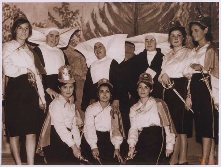 Retrato de grupo en una fiesta del Colegio Provincial de la Inmaculada de Cáceres