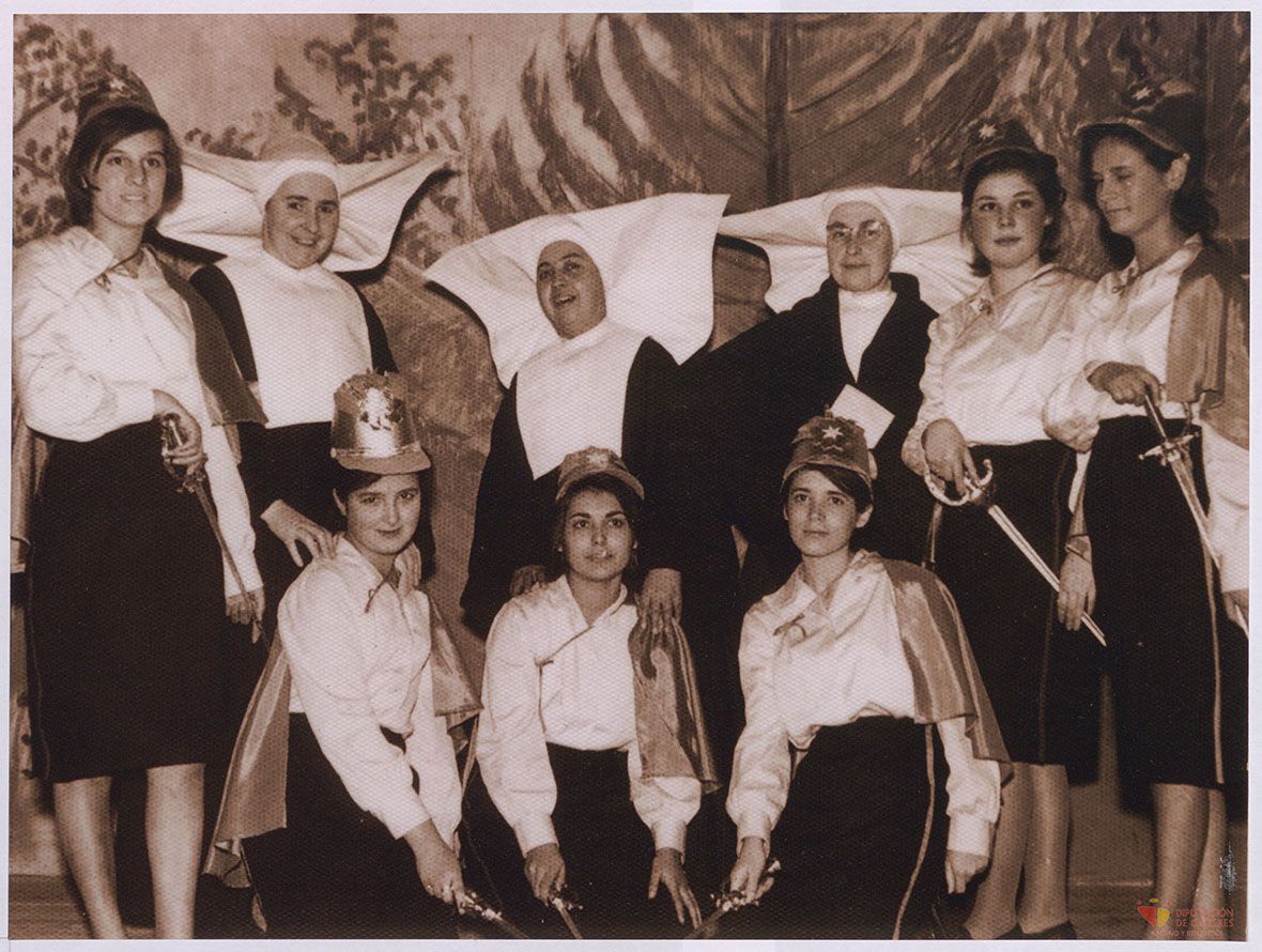 Retrato de grupo en una fiesta del Colegio Provincial de la Inmaculada de Cáceres