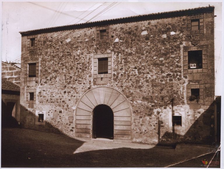 Fachada del Colegio Provincial de la Inmaculada de Cáceres