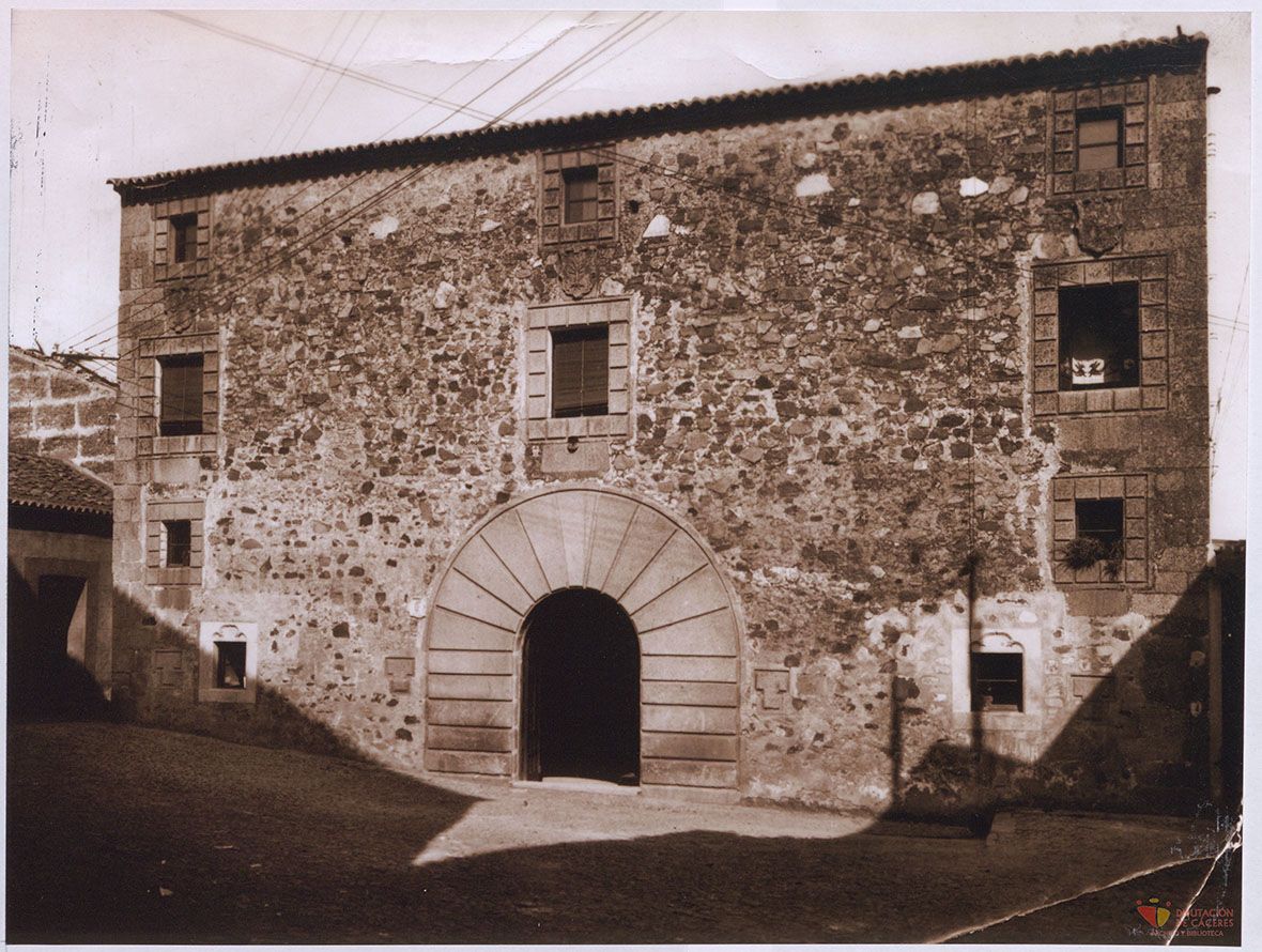 Fachada del Colegio Provincial de la Inmaculada de Cáceres