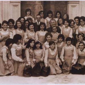 Alumnas del Colegio Provincial de la Inmaculada de Cáceres con Martín Palomino Mejías