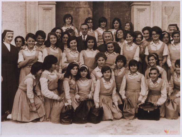 Alumnas del Colegio Provincial de la Inmaculada de Cáceres con Martín Palomino Mejías