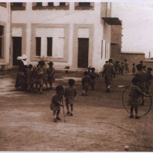 397 Niñas en el patio del Colegio Provincial de la Inmaculada de Cáceres