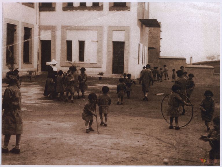 Niñas en el patio del Colegio Provincial de la Inmaculada de Cáceres