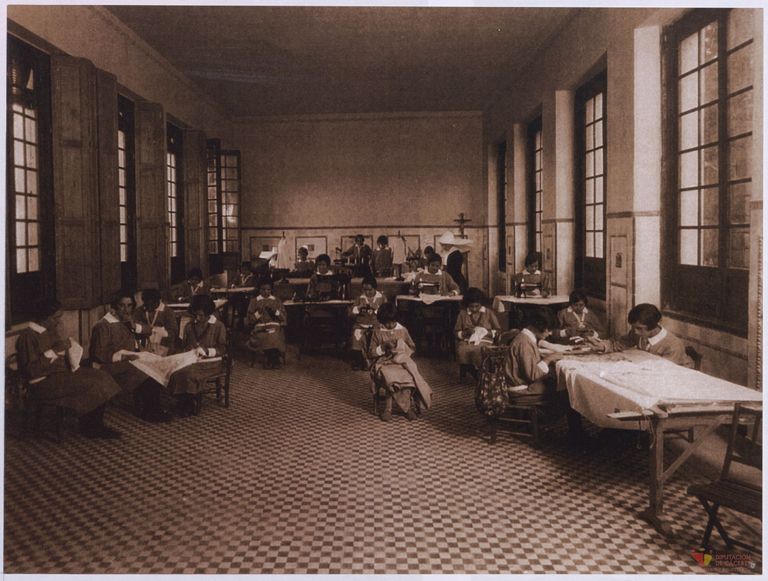Alumnas del Colegio Provincial de la Inmaculada en clase de costura