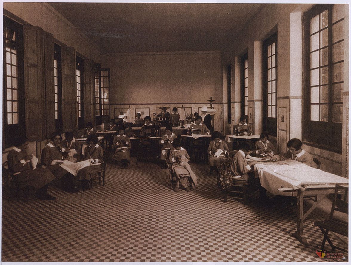 Alumnas del Colegio Provincial de la Inmaculada en clase de costura