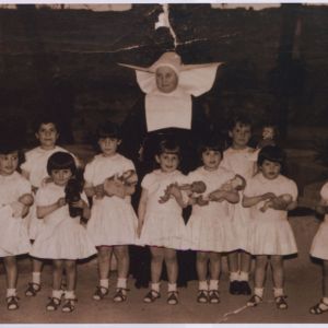 Hija de la Caridad con niñas del Colegio Provincial de la Inmaculada de Cáceres