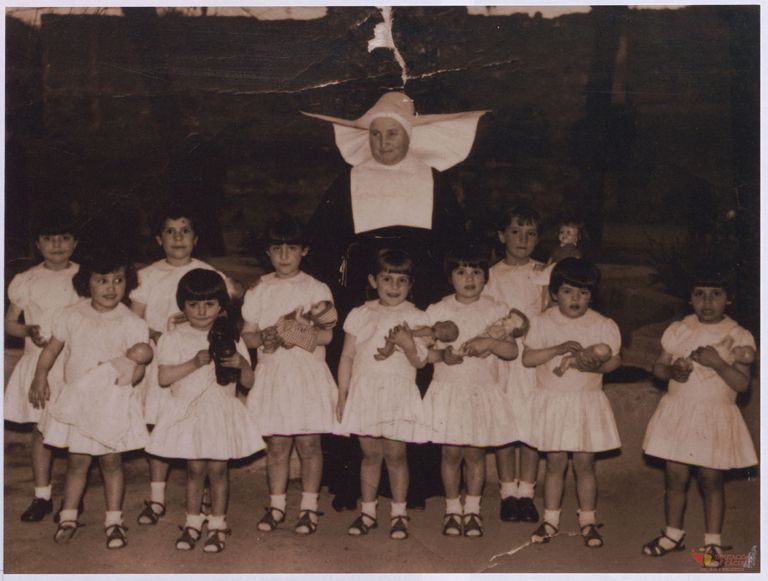 Hija de la Caridad con niñas del Colegio Provincial de la Inmaculada de Cáceres