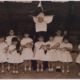 Hija de la Caridad con niñas del Colegio Provincial de la Inmaculada de Cáceres