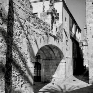 Arco de la Estrella y calle del Obispo Álvarez de Castro
