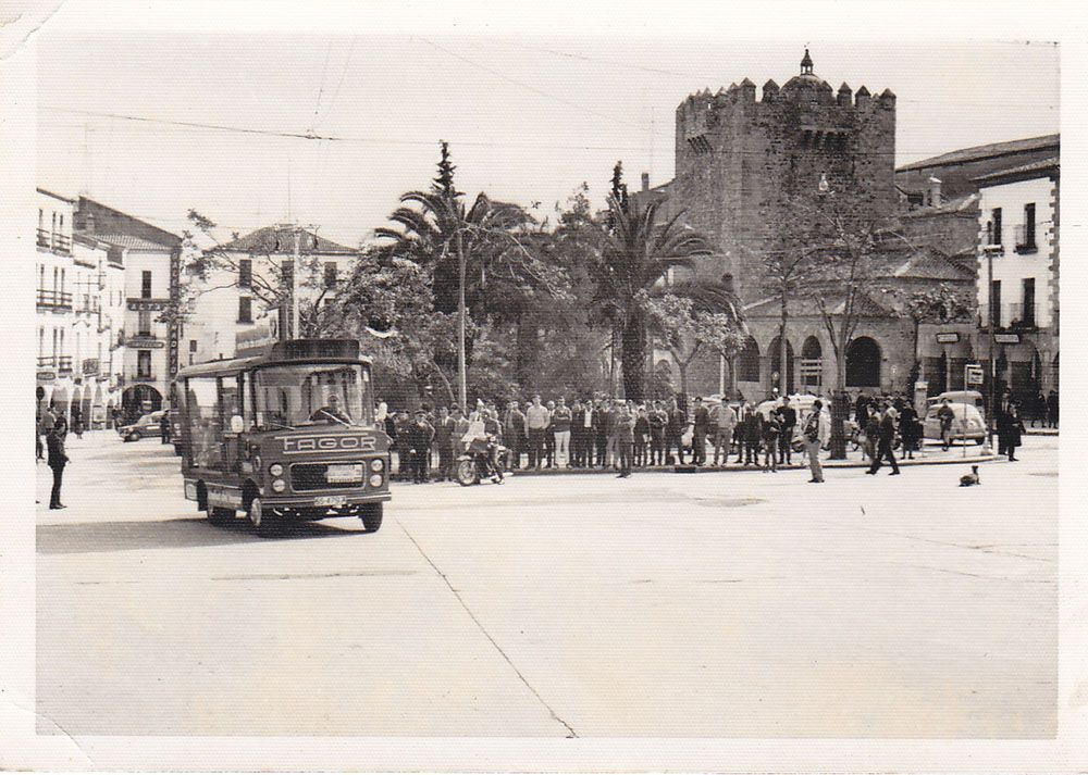 Autobus FAGOR por la Plaza Mayor