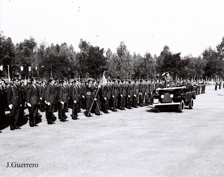 El Coronel del CIR pasando revista a la Tropa