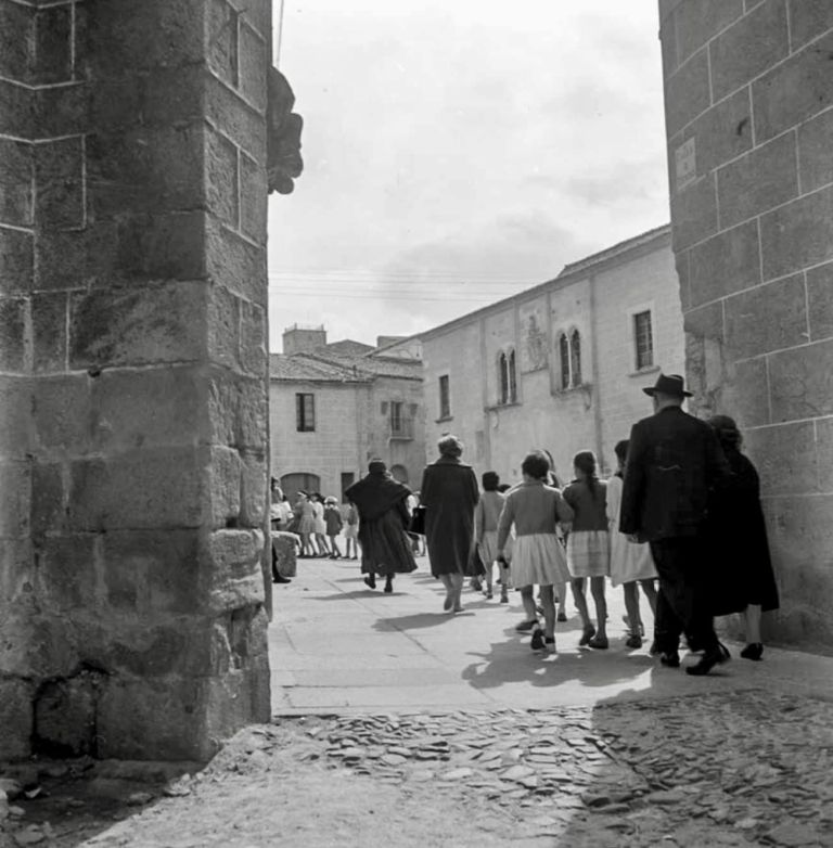 Grupo de niñas para visitar a la Virgen de la Montaña