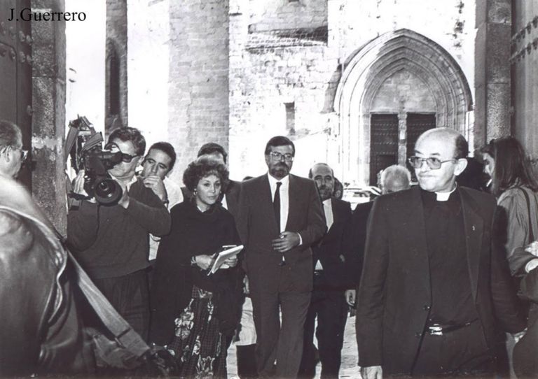 Rodríguez Ibarra entra en el Palacio Episcopal para velar el cadáver de Don Jesús Domínguez Gómez