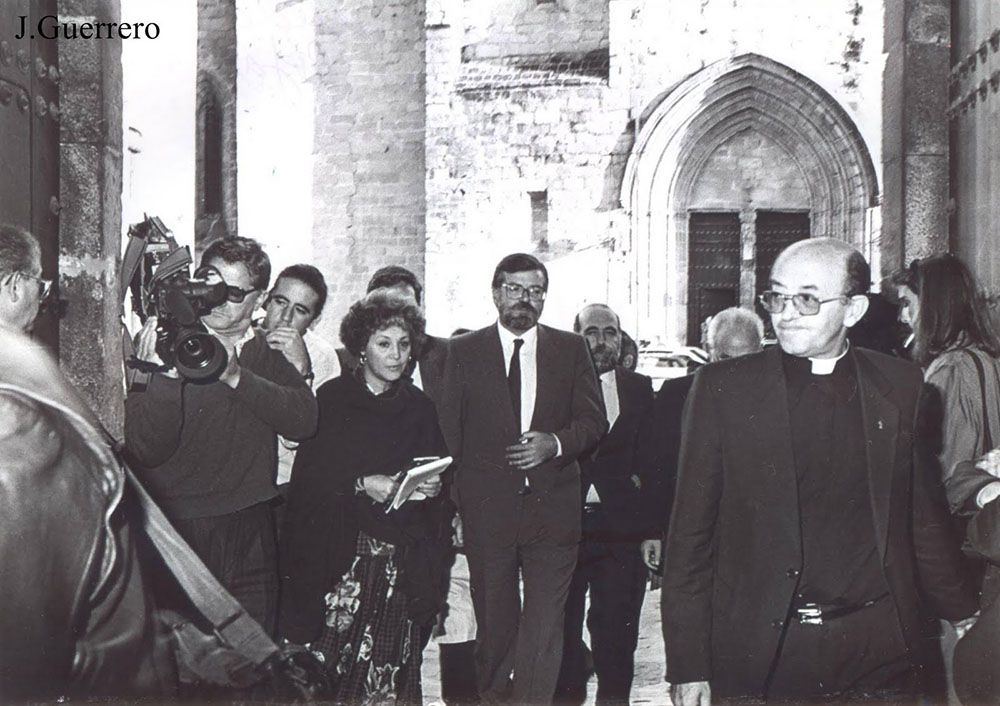 Rodríguez Ibarra entra en el Palacio Episcopal para velar el cadáver de Don Jesús Domínguez Gómez