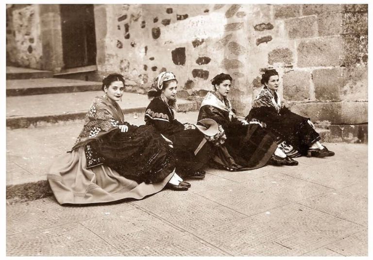 Mujeres posando para el fotógrafo