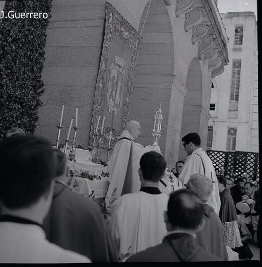 El Obispo Don Manuel Llopis Ivorra en la procesión del Corpus