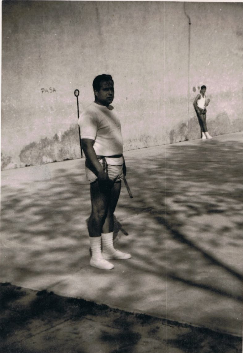 Paco Quesada jugando el trofeo del suroeste de pelota vasca