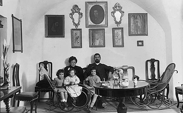 Perate con su mujer e hijas