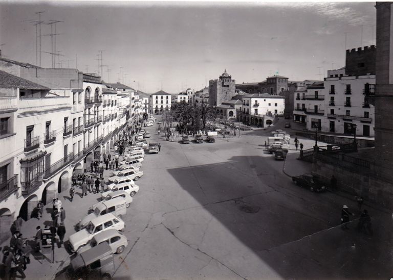 Plaza Mayor llena de coches